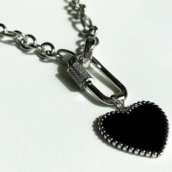 Базовая цепь в серебряном цвете с карабином с кристаллами и сердечком с чёрной эмалью.